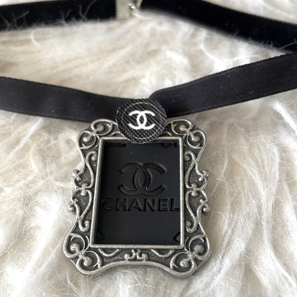 🌟🔥Upcycled Designer Inspired Choker Necklace with detail - Picture 1 of 3